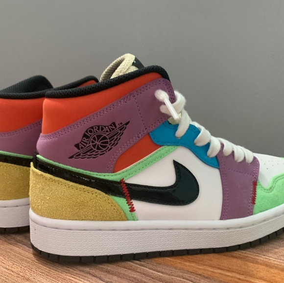 womens air jordan mid se light bulb